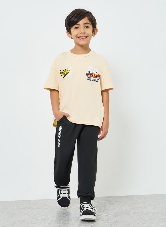 ستايلي مجموعة من تيشيرت جرافيك وبنطال جوغر - Image 5